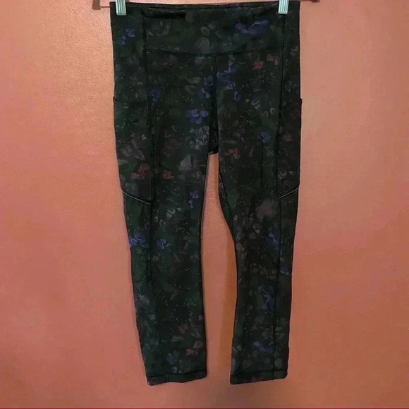 Lululemon Speed Up Crop - Picture 2 of 10